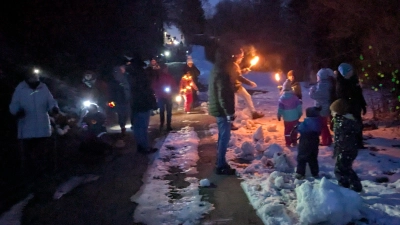 Mit Stirnlampen und Fackeln ausgerüstet durch die Dunkelheit. (Bild:  Kristin Hochmuth)