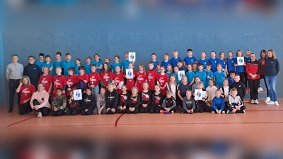 Urkunden für alle und T-Shirts für die Besten: Beeindruckende Leistungen beim Geräteturnen (Bild: Hans Walter)