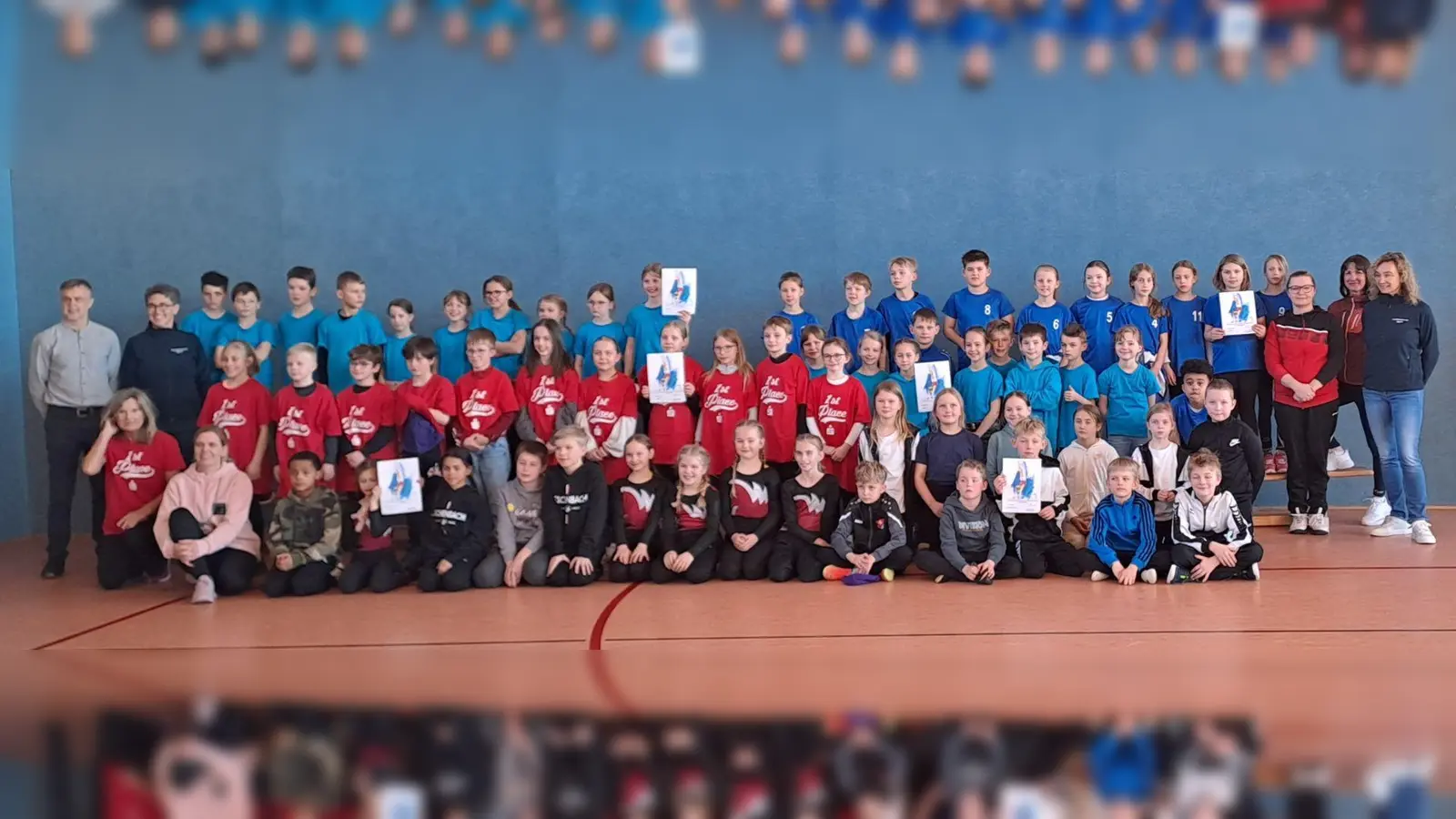 Urkunden für alle und T-Shirts für die Besten: Beeindruckende Leistungen beim Geräteturnen (Bild: Hans Walter)