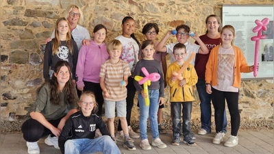 Gruppenfoto der kleinen Jongleure. Mit im Bild vorne links sitzend: Anna Lucia Bauer vom Kindercircus Knallbonbon Weiden. (Bild: Andrea Schwägerl)