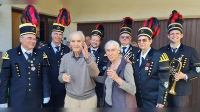 2. Vorstand Martin Kernl (li.) gratulierte dem Jubilar zum 90. Geburtstag. (Bild: Armin Kraus)