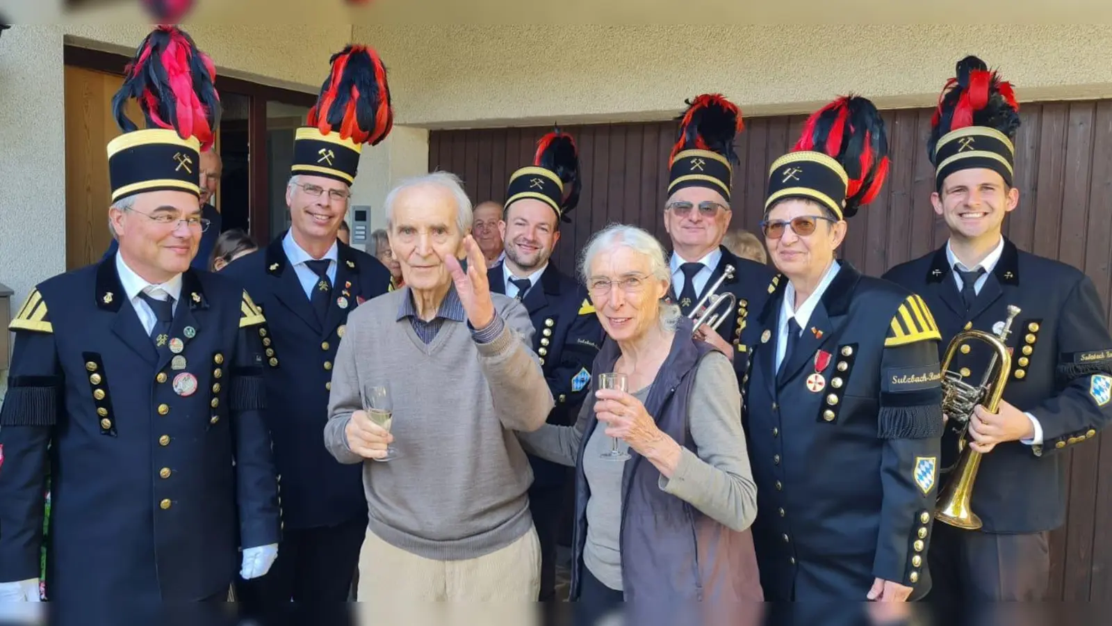 2. Vorstand Martin Kernl (li.) gratulierte dem Jubilar zum 90. Geburtstag. (Bild: Armin Kraus)