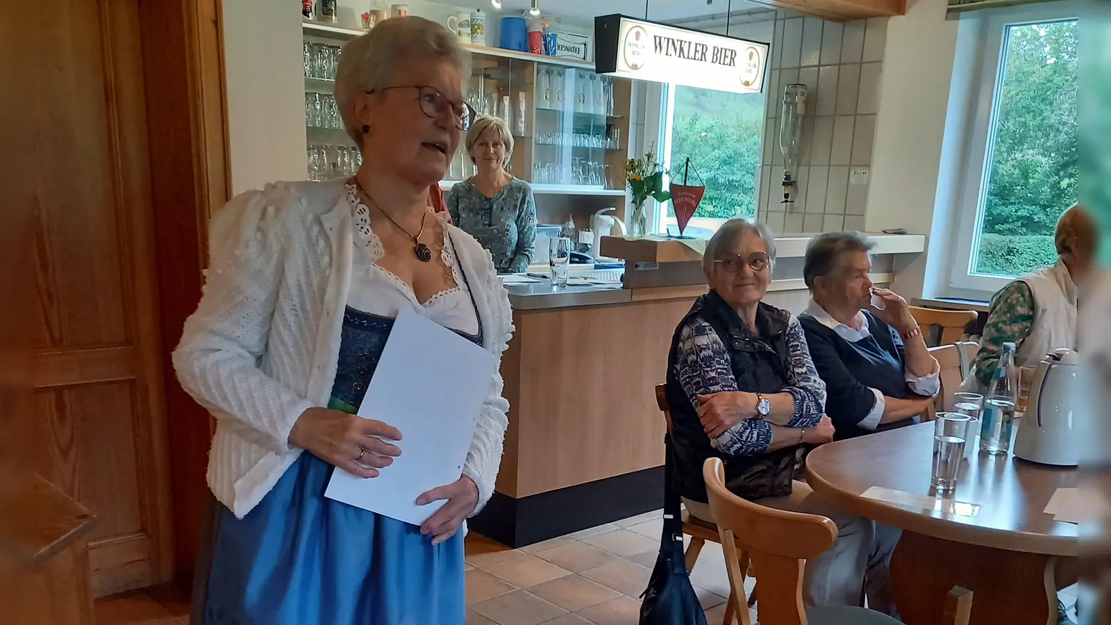 Marianne Moosburger erklärte im Sportheim amüsant viele Sprichwörter. (Bild: Stilla Gradl)