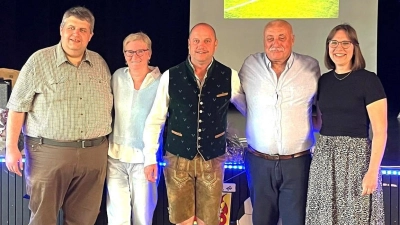 beim Festabend in Frankreich: (von links): 1.Bürgermeister Dieter Dehling, Francoise Simonnet (Präsidentin AS St.Piat), Georg Graf (Hauptorganisator SV Illschwang), Philipp Simonnet und Anna Czempik (Dolmetscheirin) (Bild: Norbert Weis)
