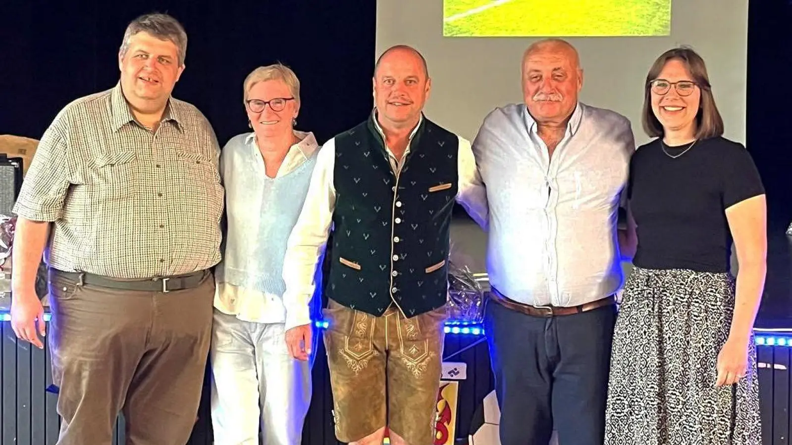 beim Festabend in Frankreich: (von links): 1.Bürgermeister Dieter Dehling, Francoise Simonnet (Präsidentin AS St.Piat), Georg Graf (Hauptorganisator SV Illschwang), Philipp Simonnet und Anna Czempik (Dolmetscheirin) (Bild: Norbert Weis)