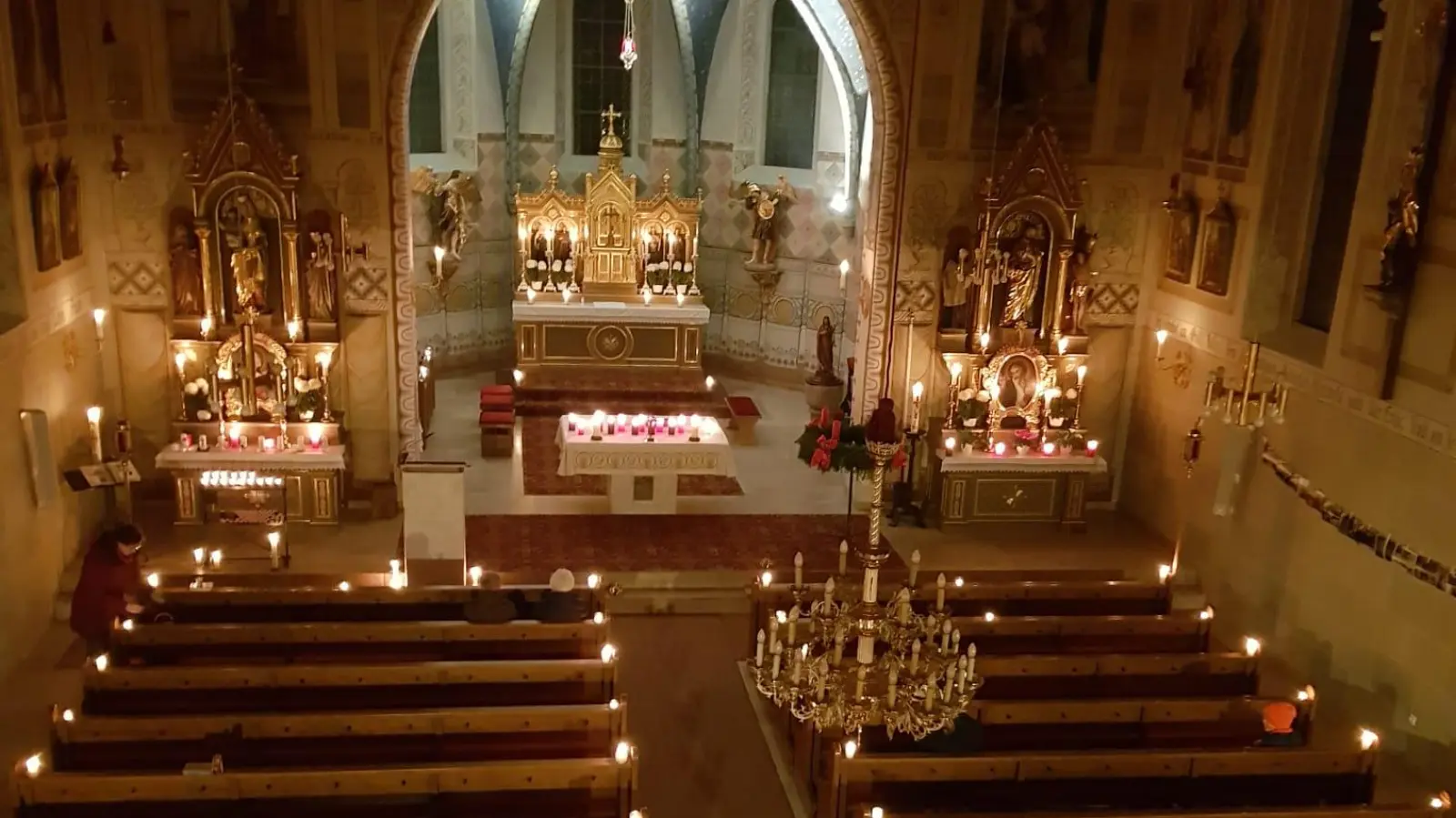 Die Kirche erstrahlt im Kerzenlicht.  (Bild: Irmgard Spichtinger)