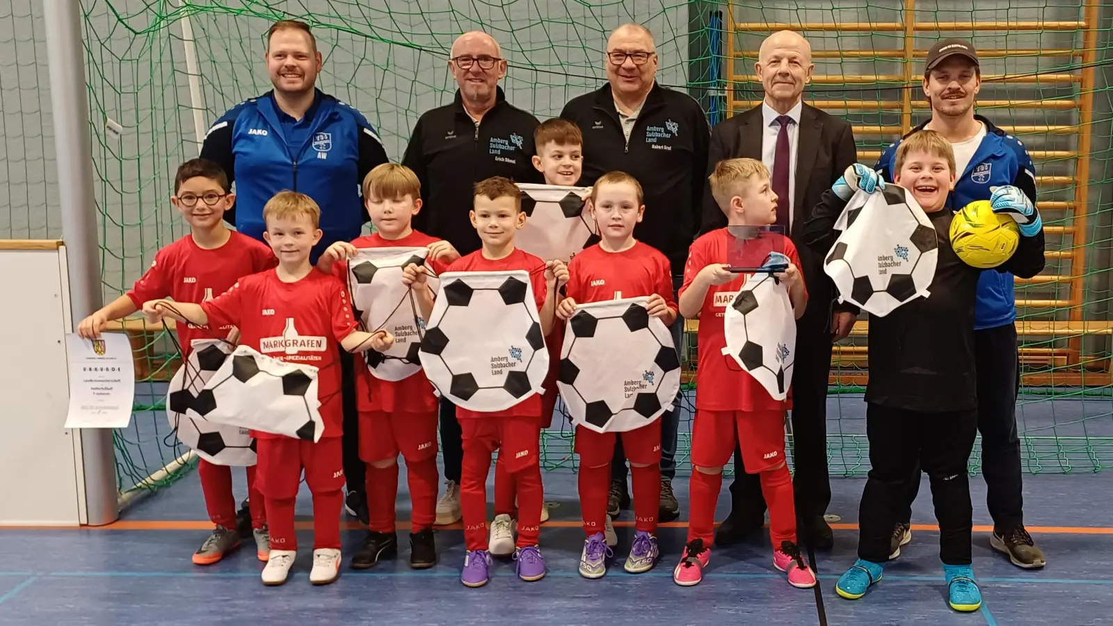 Die siegreichen Nachwuchskicker aus Schnaittenbach mit v.l.: Betreuer Alexander Wagner, Erich Dömel, Robert Graf (beide Sportförderung LRA), Günter Simmerl (Conrad-Sportförderung), Trainer Christian Jöns. (Bild: Stephanie Winter)
