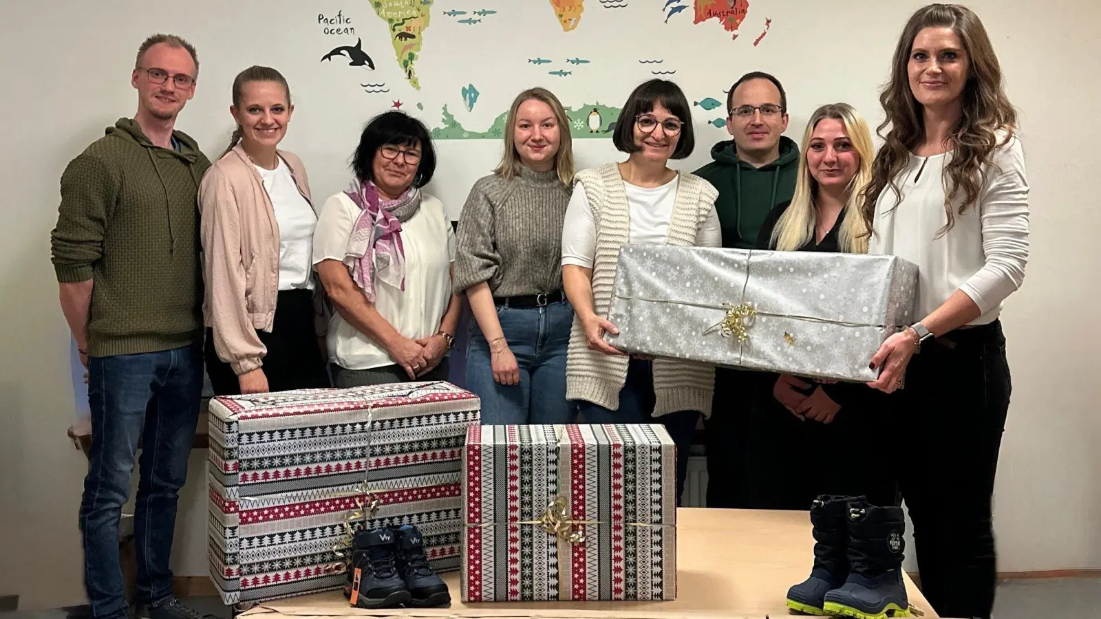 Manuela Gruber (rechts) übergibt mit dem Elternbeirat des AWO-Kinderhauses Rasselbande die Weihnachtsgeschenke mit dem Elternbeirat an die Frauenhausleiterin Enikö Nagy. Kinderhausleiterin Katrin Steudel (dritte von links) ist begeistert vom Engagement der Kinder und Eltern.  (Bild: Katrin Steudel )