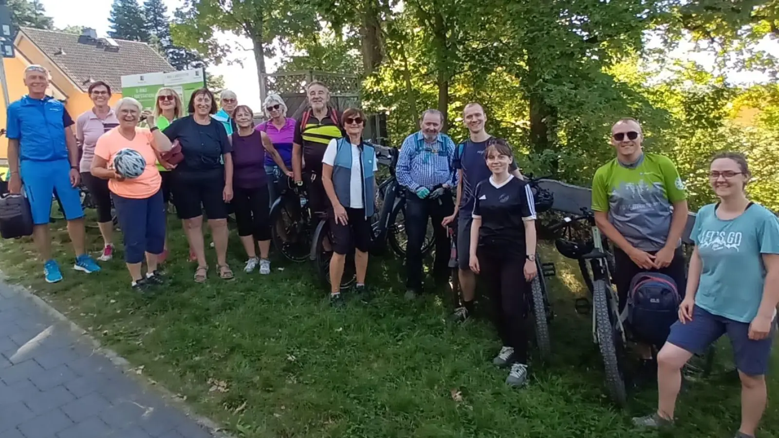 FGV Neusorg und SV Neusorg bei ihrer Fahrradtour. (Bild: Dr. Bastian Roth)