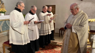 Choralschola, 2. von rechts Herr. Dirnberger, vorne Pfarrer Pausch (Bild: Reinhard Haise)