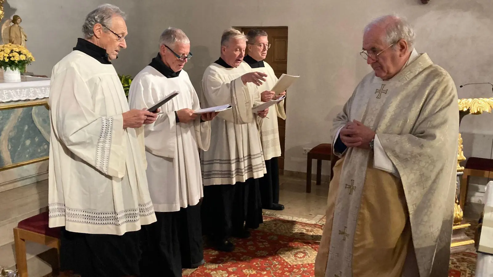 Choralschola, 2. von rechts Herr. Dirnberger, vorne Pfarrer Pausch (Bild: Reinhard Haise)