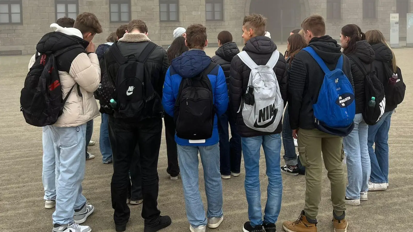 Schülerinnen und Schüler der zehnten Jahrgangsstufe der Realschule Kemnath während ihres Rundgangs über das Gelände des ehemaligen Konzentrationslagers Flossenbürg – ein Ort des Innehaltens und Nachdenkens. (Bild: Alexander Licha)