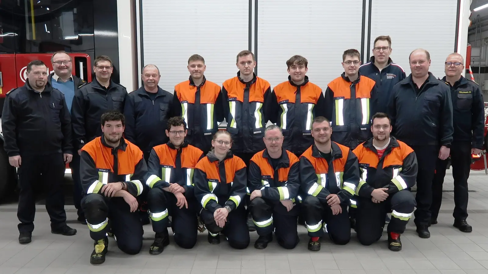 Die zehn erfolgreichen Teilnehmer der MTA-Abschlussprüfung mit den Schiedsrichtern und Führungskräften. Von links nach rechts. KBM Alexander Zeitler, Bürgermeister Uwe König, KBM Michael Werner, Johannes Göttlinger, Karl Luber, Bastian Götz, Christian Bauer, Ronja Kraus, Kay Häusler, Andreas Kohl, Marvin Lohr, Johannes Großer, Fabian Prösl, Kilian Kraus, stellvertretender Kommandant Johannes Amann, KBM Andreas Luber und KBR Christof Strobl. (Bild: Christina Rabenstein)
