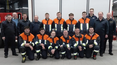 Die zehn erfolgreichen Teilnehmer der MTA-Abschlussprüfung mit den Schiedsrichtern und Führungskräften. Von links nach rechts. KBM Alexander Zeitler, Bürgermeister Uwe König, KBM Michael Werner, Johannes Göttlinger, Karl Luber, Bastian Götz, Christian Bauer, Ronja Kraus, Kay Häusler, Andreas Kohl, Marvin Lohr, Johannes Großer, Fabian Prösl, Kilian Kraus, stellvertretender Kommandant Johannes Amann, KBM Andreas Luber und KBR Christof Strobl. (Bild: Christina Rabenstein)