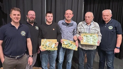 Dr. Franz Wach (Präsident Lions Club Weiden, von rechts), Karl-Ernst Lang (1. Preis), Xaver Klinnert (2. Preis), Lukas Schädel (3. Preis), Sebastian Denzler (Präsident Lions Club Neustadt-Lobkowitz), Christoph Müller-Rauch (Präsident Lions Club Weiden-Goldene Straße). (Bild: Gerard Ivey-Frank)
