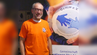 Karl Lorenz rief die Helfer der Gemeinschaft dazu auf, T-Shirts mit dem GeHiH-Emblem zur Außenwerbung zu nutzen.  (Bild: Walther Hermann)