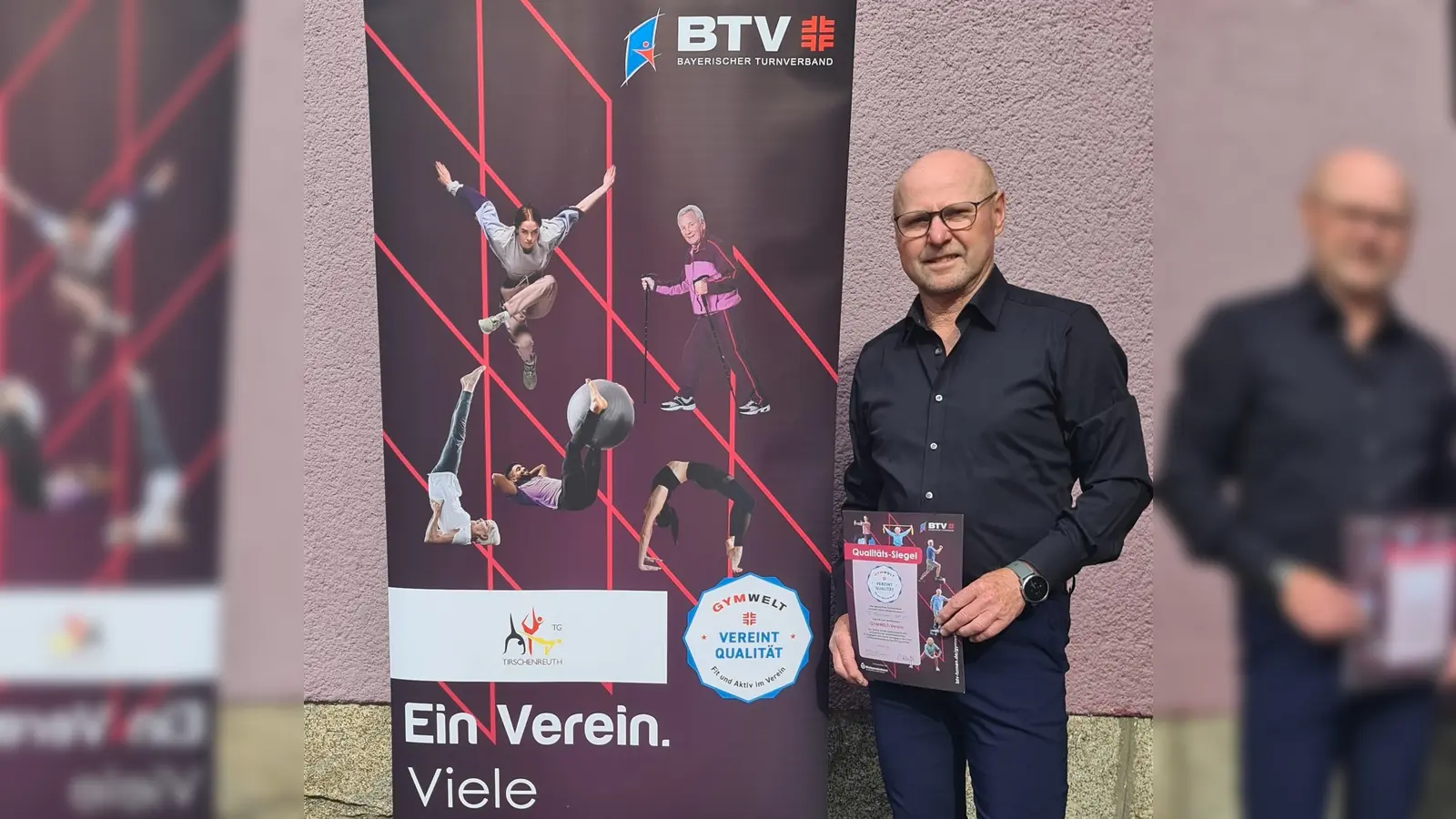  1. Vorsitzender Wolfgang Rahm mit Urkunde  (Bild:  Iris Rahm )