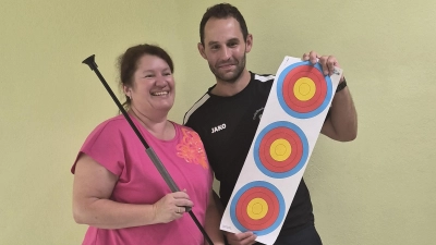 Kathrin Schönl gewinnt das erste Weiherner Senioren Blasrohrschießen mit 132 Ringen. Dazu gratulierte Schützenmeister Matthias Reis als erster. ( auf den Bild ist eine neue Blasrohrscheibe , ohne Treffer ). (Bild: Hans Schlosser)
