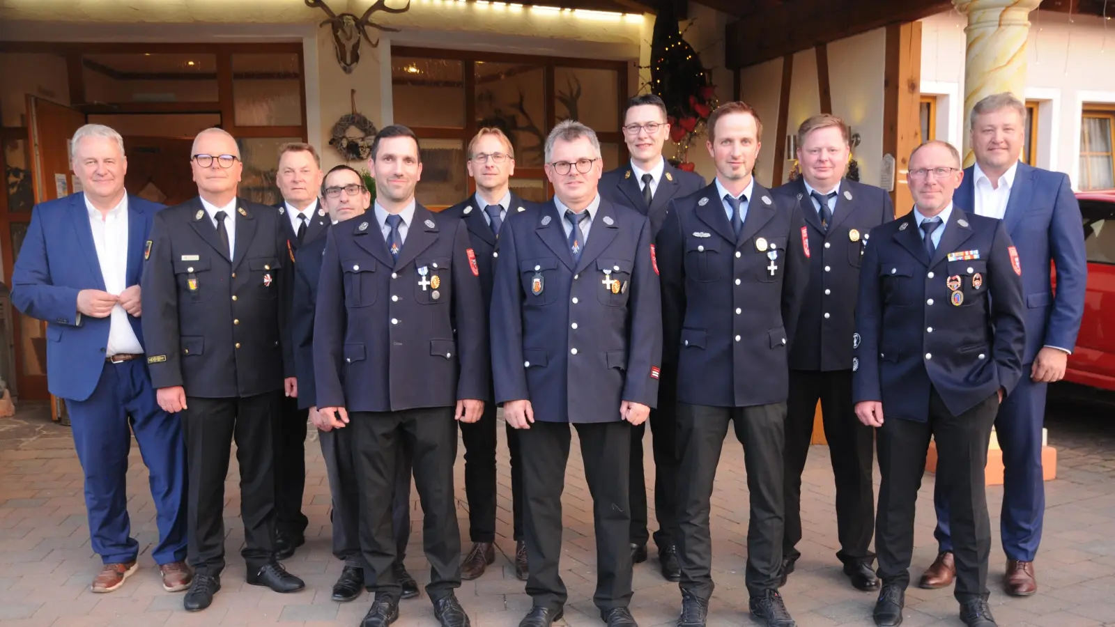 Die geehrten Feuerwehrler aus der Gemeinde Kastl mit Landrat, Bürgermeister und den Feuerwehrführungskräften. (Bild: Joachim Gebhardt)