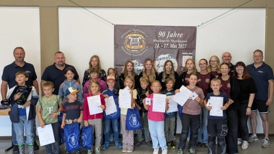 Strahlende Kinder, engagierte Vorstandschaft und die Festdamen fürs Musikfest 2027 – gemeinsam beim Ferienprogramm der Blaskapelle Thanhausen. (Bild: Markus Schüßler)