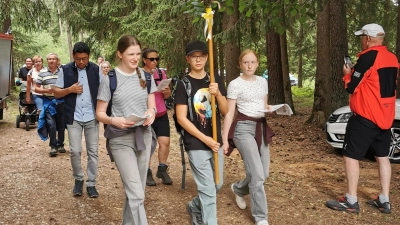 Die Creussener Wallfahrergruppe nach Ankunft bei der Waldkapelle. (Bild: Herbert Ziegler)