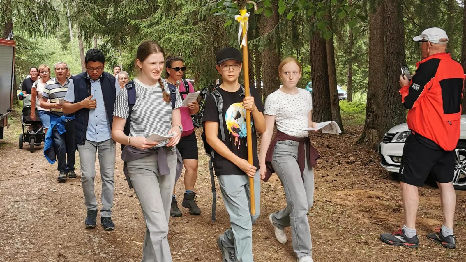 Die Creussener Wallfahrergruppe nach Ankunft bei der Waldkapelle. (Bild: Herbert Ziegler)