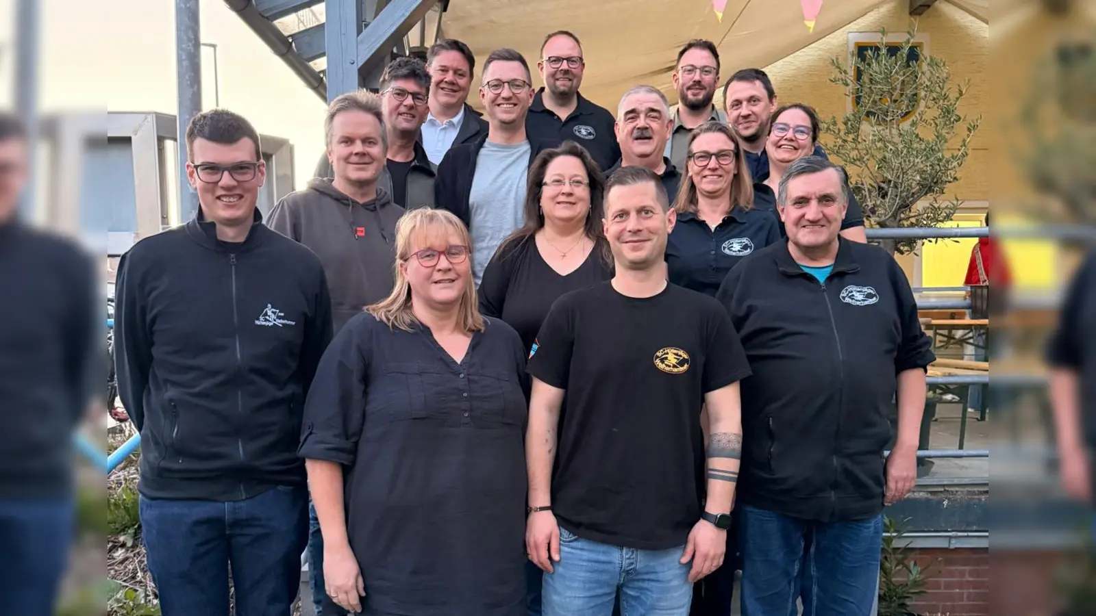 Gerhard Lehner (vorne rechts) führt weiterhin das verjüngte Team des SC Hüttenjäger an. Neben ihm sein neuer Stellvertreter Florian Vater. Hintere Reihe die verabschiedeten Funktionäre mit Bürgermeister Julian Kraus, der ein anerkennendes Grußwort bot. (Bild: Siegfried Bock)