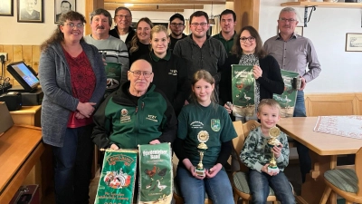 Vorne sitzend: Stefan Friebus, Zoey Fiebrich, Ferdinand Tretter<br>Stehend v. l. n. r.: Ramona Tretter, Helmut Dostler, Oskar Schuster, Jennifer Dostler, Sabine Hausknecht, Simon Hausknecht, Andreas Hendl-Dostler, Manuel Bindl, Nadja Hendl-Dostler, Josef Hanauer. (Bild: Jennifer Dostler)