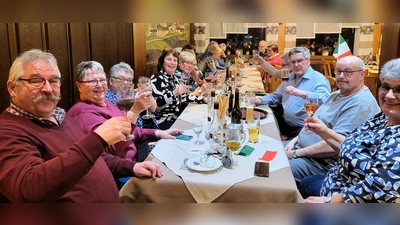 Mit einem Glas Rotwein in der Hand und voller Vorfreude blicken wir auf das Programm 2025! Neue Abenteuer, tolle Events und unvergessliche Erlebnisse warten auf uns. Lasst uns anstoßen auf all das, was noch kommt – auf ein Jahr voller Lachen, Erleben und Zusammenhalt. Prost auf die Zukunft! (Bild: Walter Heldrich)