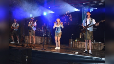 Bereits zum vierten Mal gastiert „Pröllergeisda“ aus Niederbayern zum Hallenfest der FFW Pleußen. Auch dieses Mal garantiert die Band für beste Stimmung, wenn sie an diesem Samstag ab 21 Uhr auftreten wird. (Bild: Josef Rosner)