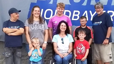 Beeindruckt von den vielen Sportmöglichkeiten: Mitglieder der Mitterteicher „Erlebten inklusiven Sportschule” hier vor der 18m-hohen Kletterwand im BLSV-Camp in Bischofsgrün (Bild: Friedrich Wölfl )