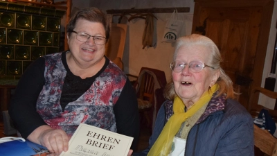 Zwei, die die gemütliche Atmosphäre in der Goglhof-Stube genossen: BLLV-Seniorenbeauftragte Anna Metz besuchte Margarethe Jäkel auf dem Goglhof und überbrachte die Urkunde für 60-jährige Mitgliedschaft. (Bild: Elfriede Winter )