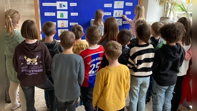 Schüler vor der Stellwand mit den deutschen und tschechischen Begriffen zum Thema „Schwimmen”. (Bild: DianaTroidl)