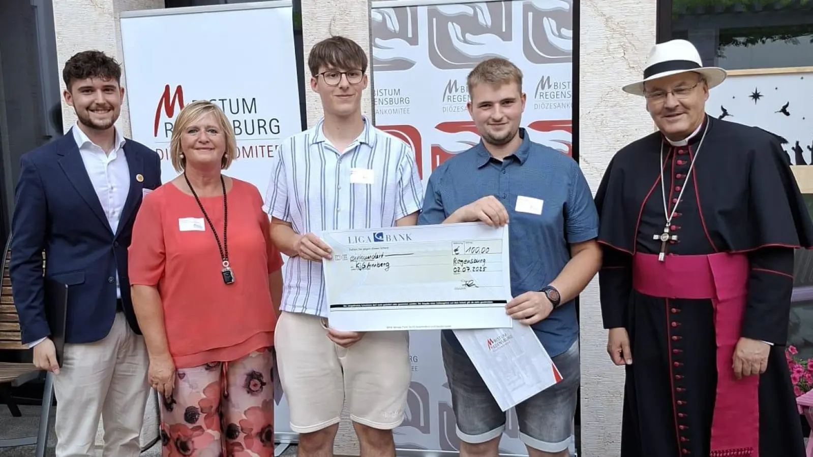 Scheckübergabe beim Sommerempfang. Auf dem Bild von links nach rechts: Noah Walczuch (stellv. Vorsitzender des Diözesankomitees), Martha Bauer (Vorsitzende des Diözesankomitees), Felix Simon, Florian Donhauser, Bischof Rudolf Voderholzer (Bild: Matthias Strätz)