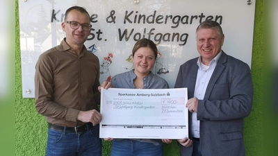 Eine Spende in Höhe von 400 Euro, erzielt beim Weihnachtsmarkt 2025, überreichten CSU-Bürgermeisterkandidat Martin Merkl und 3. Bürgermeister Hermann Gebhard an Katrin Noßner, die stellvertretende Leiterin des St. Wolfgang-Kindergartens. Die Summe wird für den Kauf eines Original Rainbow-Stapelsteinsets verwendet. (Bild: Martina Dolles)