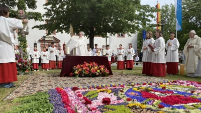 Vom ersten Altar im Schlosshof führte der Prozessionsweg durch die Altstadt Nabburgs zu drei weiteren Stationen. (Bild: Raphael Haubelt)