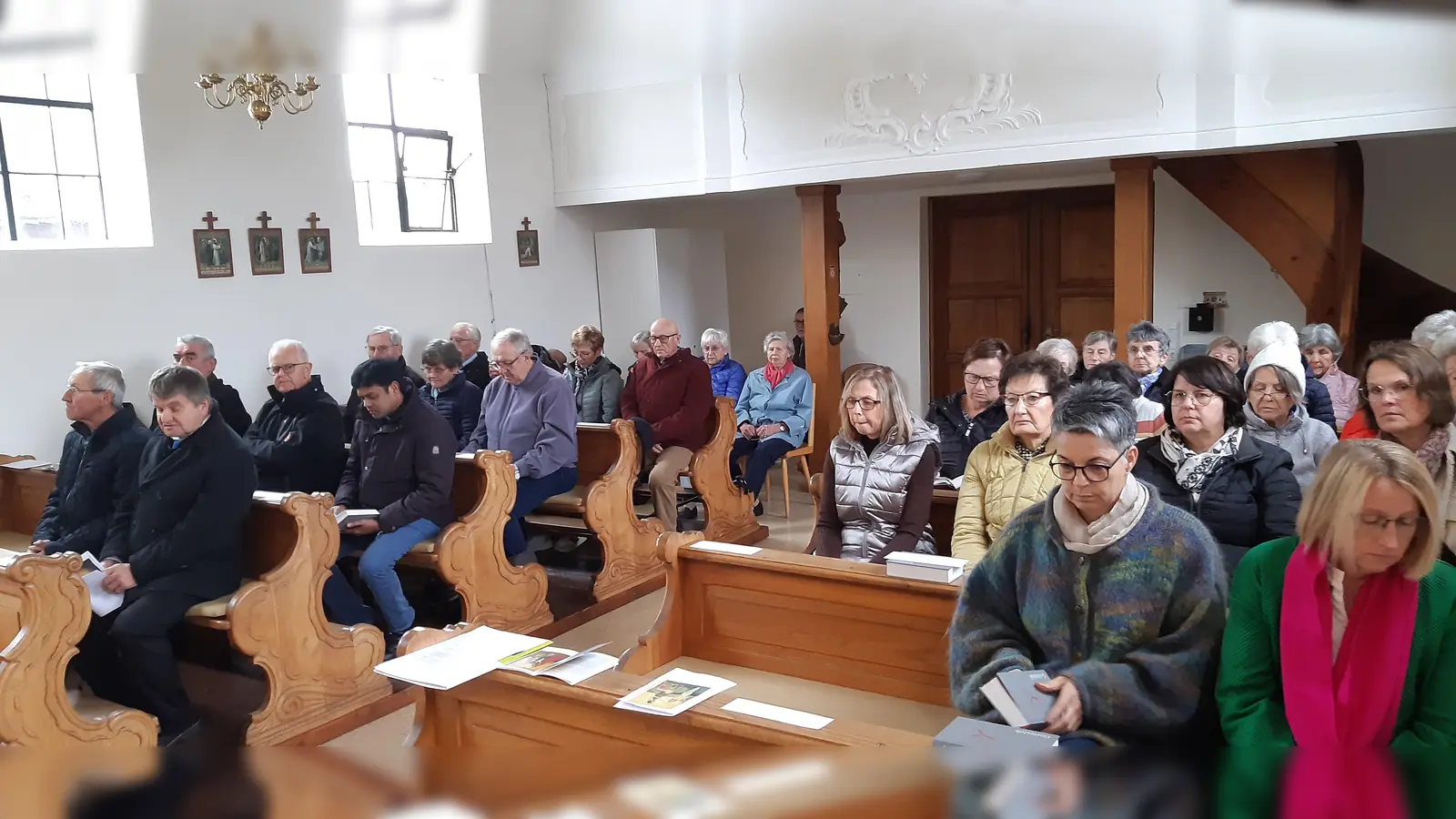 Das Bild zeigt die Teilnehmerinnen und Teilnehmer des Rosenkranzes (Bild: Angelika Vogl)