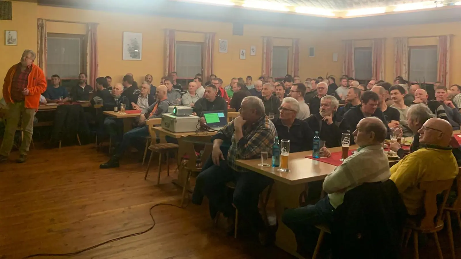 Vollbesetzter Saal im Gasthaus Laurer Fürnried  (Bild: Jürgen Bodendörfer)