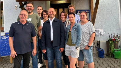 Die Vorstandschaft des SPD-Ortsverbandes Ensdorf mit Vorsitzendem Bastian Bartmann (2.v.l.) und Erstem Bürgermeister Hans Ram (5.v.l.). (Bild: Graf Heiner)