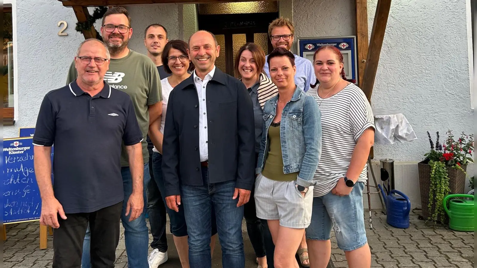 Die Vorstandschaft des SPD-Ortsverbandes Ensdorf mit Vorsitzendem Bastian Bartmann (2.v.l.) und Erstem Bürgermeister Hans Ram (5.v.l.). (Bild: Graf Heiner)