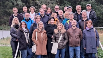 35 Jahre nach dem Abitur am Gymnasium Neustadt/WN treffen sich die ehemaligen Klassenkameraden in Neustadt/WN zum gemütlichen Plausch und einem sportlichen Wettbewerb auf der Anlage der Eisstockfreunde Neustadt/WN. (Bild: Michaela Hausner)