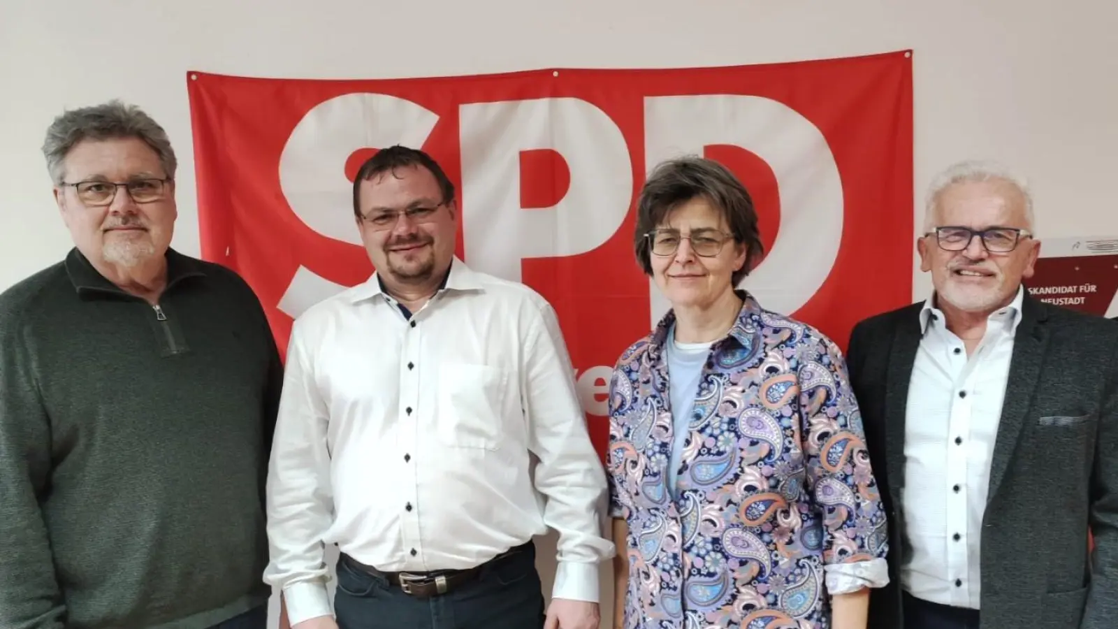 Von links nach rechts: Bürgermeisterkandidat von Schirmitz, Walther Piehler, Landratskandidat Tino Bayer, Bürgermeisterkandidatin Bechtsrieth, Cäcilia Bodensteiner und SPD-Ortsvereinsvorsitzender Alfred Wulfänger (Bild: Holger Stiersdorfer)