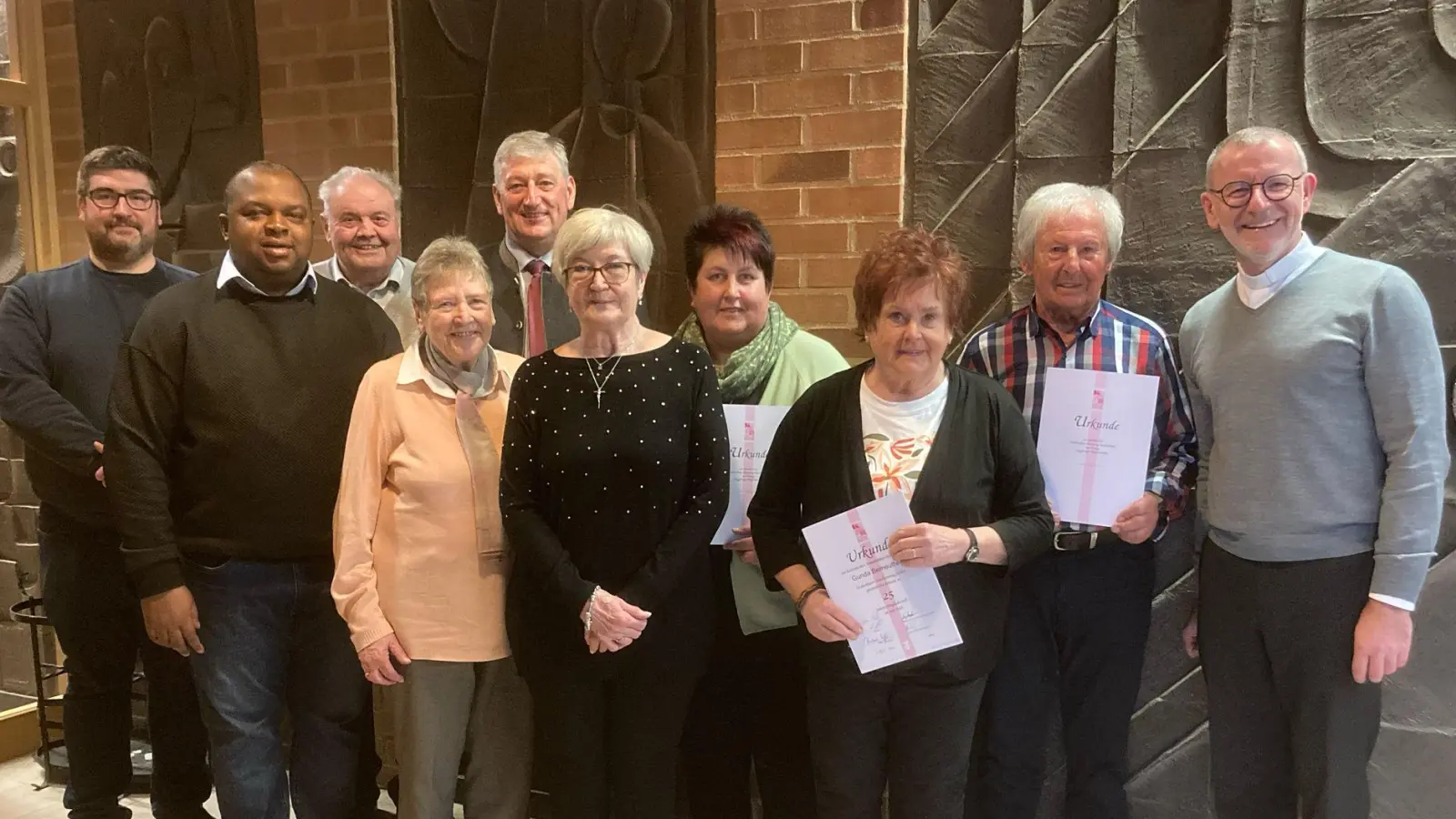 Vorsitzender Dominik Sirtl, Pfarrvikar Gerald, Konrad Rosner, Angela Hetz, Vorsitzende Gudrun Sirtl, 2. Bürgermeister Markus Scharnagl, Monika Grötsch, Gunda Bernreuther, Peter Bauer, Präses Dr. Thomas Vogl. (Bild: Werner Hahn)