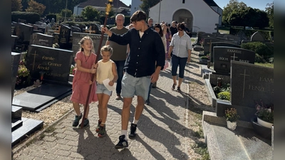 Pilger der Hoffnung, hier auf dem Weg zur Kirche Maria Himmelfahrt in Altenstadt (Bild: Linda Schmauß)