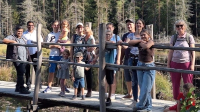 Am Bild links Herr Pfarrer Martin und P. Joseph, Mitglieder des Pfarrgemeinderates und Teilnehmer aus und außerhalb der Pfarrgemeinde Fuchsmühl. (Bild: Wolfgang Konz)