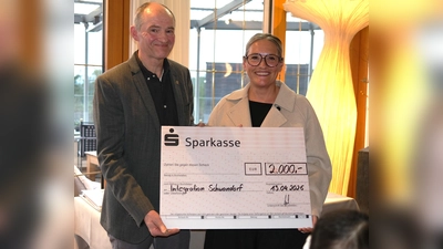 Lions-Präsident Alexander Heinz (links) überreichte Elke Reinhart vom Verein „Integration SAD” einen Scheck über 2000 Euro.  (Bild: Rudolf Hirsch)