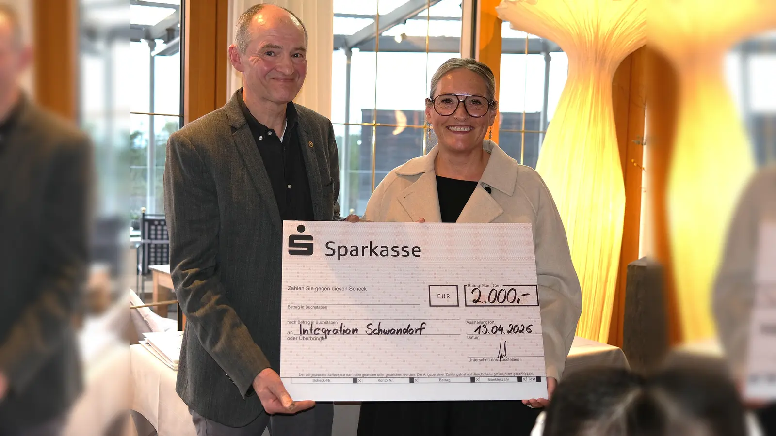 Lions-Präsident Alexander Heinz (links) überreichte Elke Reinhart vom Verein „Integration SAD” einen Scheck über 2000 Euro.  (Bild: Rudolf Hirsch)