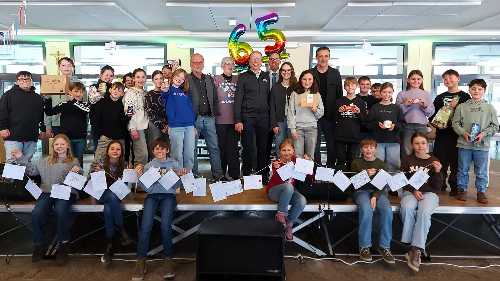 Die Schulgemeinschaft überraschte Oberstudiendirektor Ludwig Pfeiffer zu seinem 65. mit einer Gratulationscour, die die allseitige Wertschätzung für den Schulleiter offenkundig machte.  (Bild: Georg Lang)