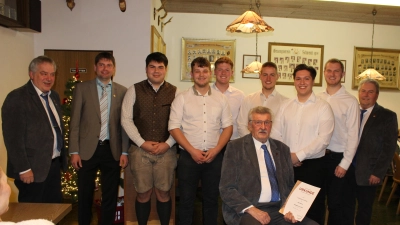 von links: Dirigent: Wolfgang Herdegen, zweiter Sängerkreisvorstand Kevin Pickel, die Neuzugänge: Jan Fenzel, Tom Steinmetz, Noah Graf, Laurenz Huber, Titian Weis , Philiph Nitzbon, Sängervorstand Werner Prügel und vorne sitzend der Jubilar Ludwig Berschneider, (nicht im Bild Neuzugang Philiph Dehling) (Bild: Hans Siess)