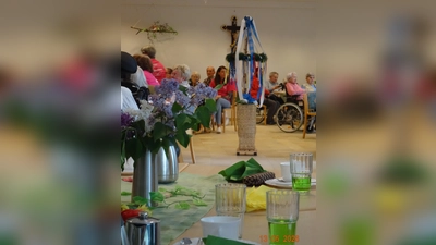 Die Bewohnerinnen und Bewohner des Alten- und Pflegeheimes Oberviechtach haben sich um den Maibaum versammelt (Bild: Michaela Mösbauer)